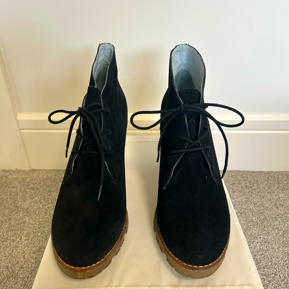 Gap suede lace up booty in black. Size 8